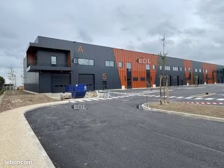 local d'activité 900 m²