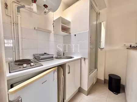 belle chambre bien aménagée