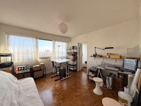 ivry s/seine  2 pièces à 200m du métro