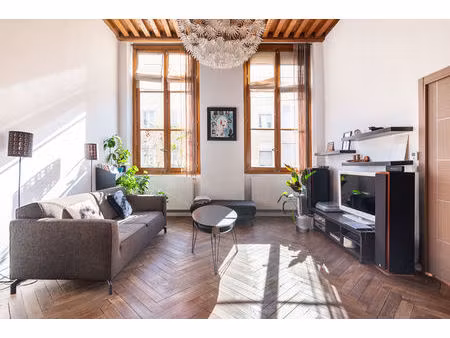 t5 avec patio - rue de nuit