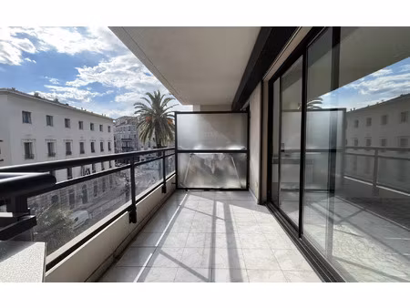 location appartement  49.63 m² t-3 à nice  1 600 €