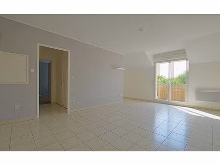 location appartement  m² t-2 à roye  520 €