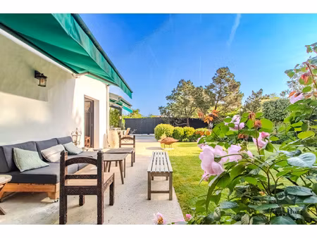 charmante maison basque au coeur d'anglet  au calme  en fond