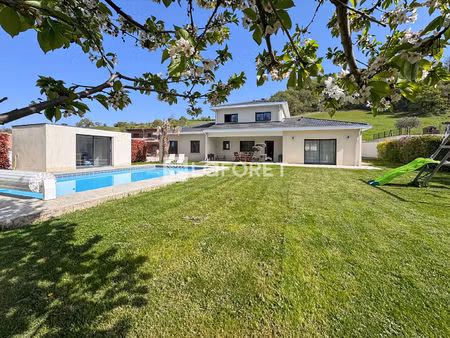 propriété contemporaine avec piscine et grands volumes - combovin