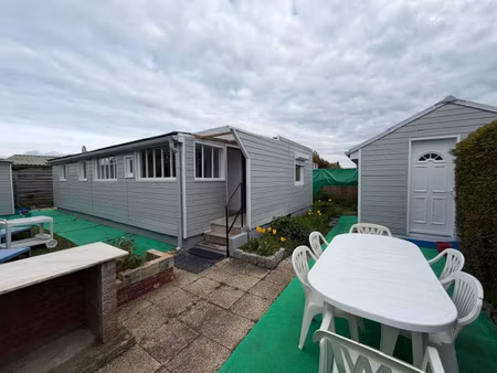 mobil-home dans un parc privé