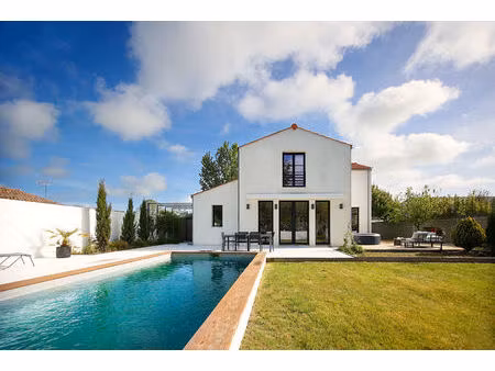maison contemporaine avec piscine et dépendance en bord de mer