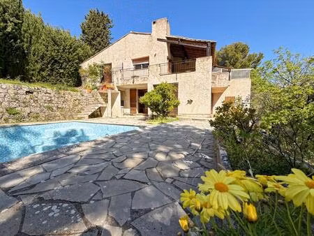 chateauneuf de grasse - villa 5 chambres - terrain de 1 hectare avec piscine