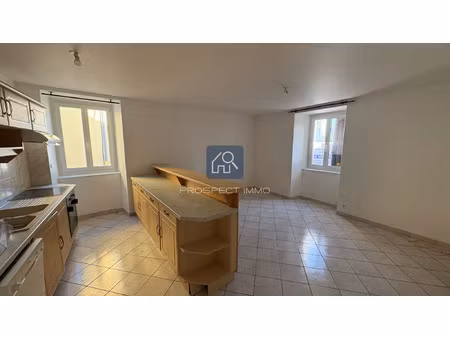 appartement t4 avec terrasse et garage à laissac