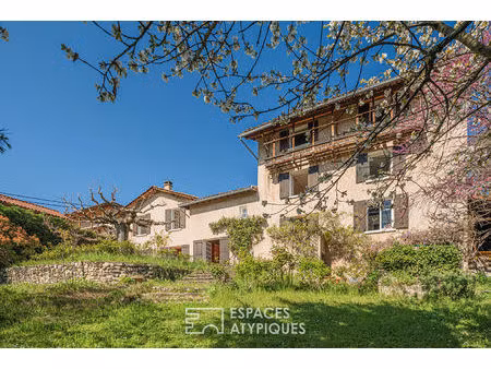 demeure à réinterpréter et son jardin bucolique