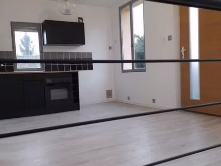 f2 à moulineaux avec une place de parking et une terrasse