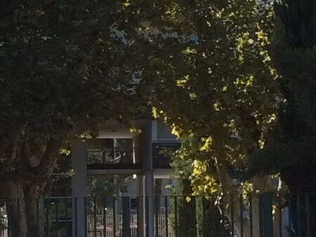 t2 très bien situé quartier prisé  étage 6  terrasse avec dégagée  résidentiel avec parc p