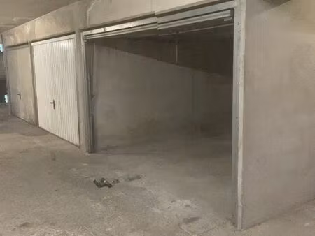 loue grand box fermé proche prado