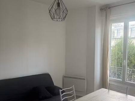 au pied du metro l4- 2 pièces meublé