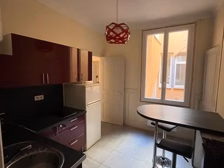 t1 meublé situé place d’erlon avec balcon 550