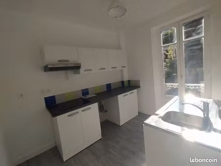 f2 à louer a parmain. appartement rénové en lisière de forêt