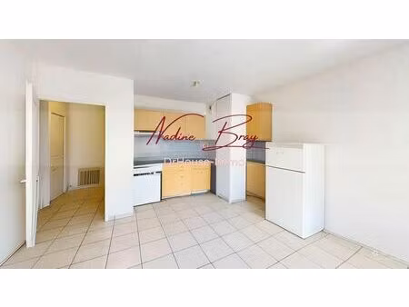 t2 terrasse chambéry calme  petite copropriété  esprit maison