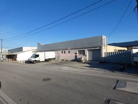 entrepôt de 930 m² sur plus de 2100 m² de terrain