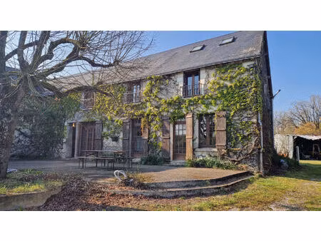 grande maison à rafraichir avec dépendances et 1 hectare de terrain