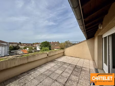 a louer joli type 2 avec terrasse au dernier étage quartier gare à bourg en bresse