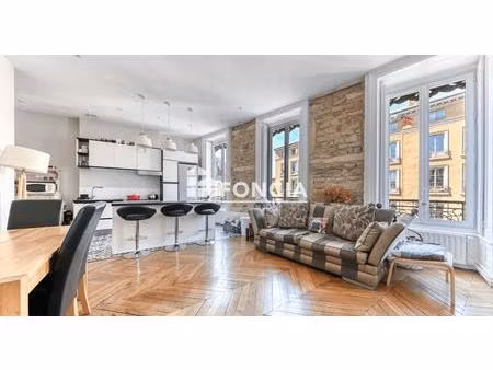 lumière et caractère pour ce t2 bis entre la place sathonay et le jardin des plantes