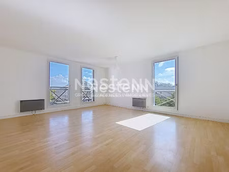 montigny le bretonneux : appartement 3 pièces de 81 m² avec balcon et box