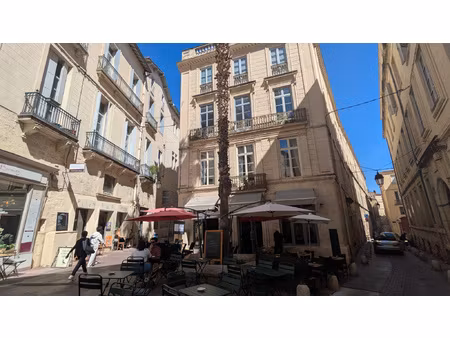 bistro chic avec terrasse dans centre historique a vendre