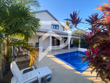 grande villa f4 avec piscine étang salé les hauts