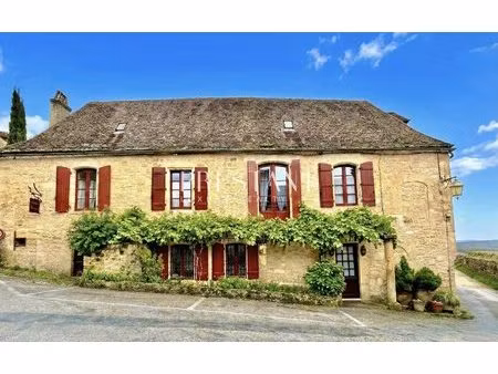une splendide maison historique en position dominante dans l'un des plus beaux villages...