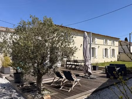 maison charentaise avec dépendances