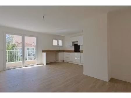 3 pièces rénové avec balcon  garage et cave – antibes centre