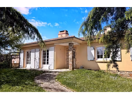 maison avec piscine couverte  terrain de 2 hectares  centre