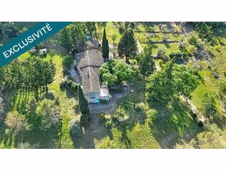 maison de 205m2 sur 15 900m2 de terrain.