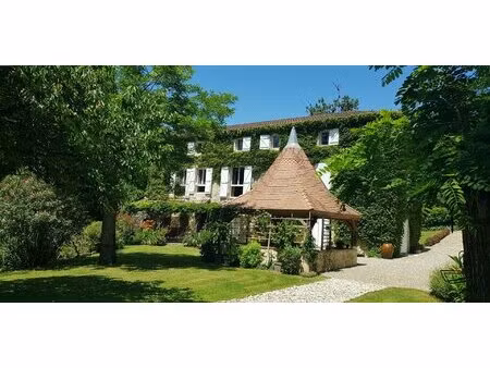 ancien moulin dans un environnement romantique