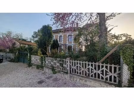 charmante maison d'architecte style art déco idéalement située dans le village de thouars 