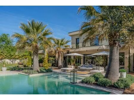 lorgues  elegante villa de prestige avec suites et piscine