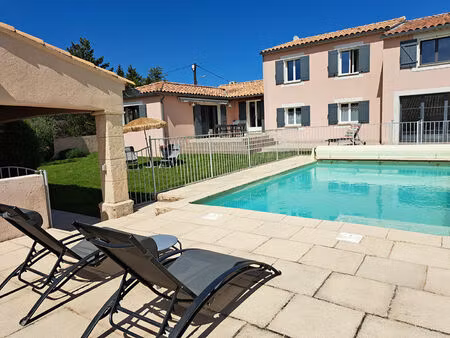 maison avec piscine à deux pas du centre de malaucène