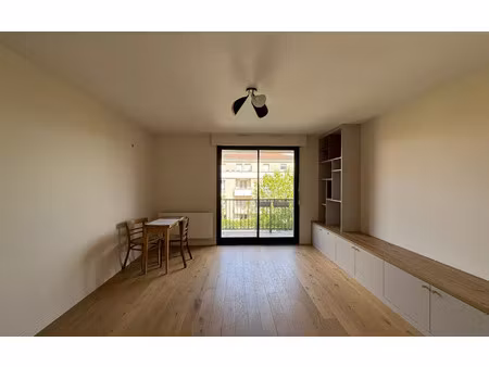 location appartement  m² t-3 à joinville-le-pont  1 750 €