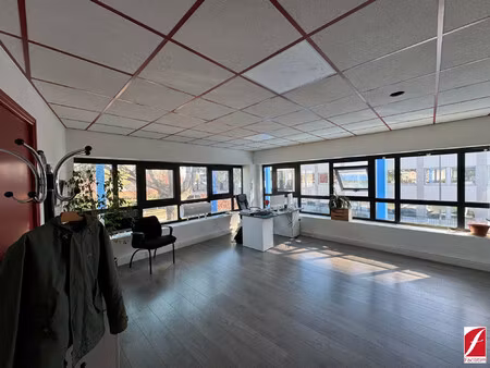 ensemble de bureaux cloisonnés et rénovés  avec coin cuisine