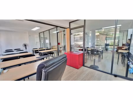 location locaux professionnels à le cannet (06110)  2 049 €