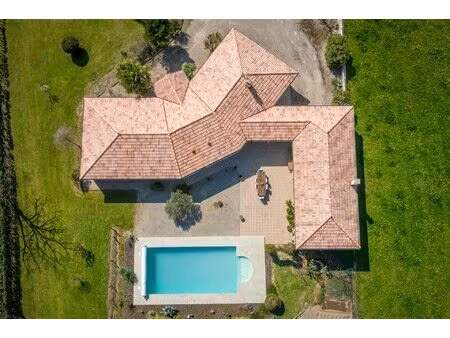 grande maison de plain-pied avec piscine