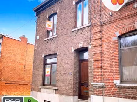 maison trois facades avec deux emplacements parking prive