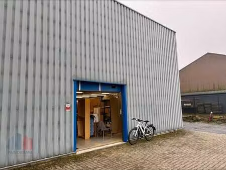 atelier / espace de stockage de 180 m² idéalement situé à...