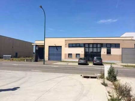 bâtiment semi industriel avec quai de déchargement