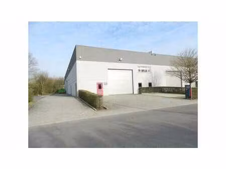 espace de stockage ou studio avec espace extérieur supplémen