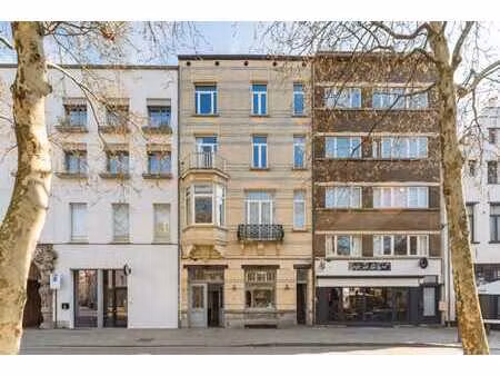 combinaison habitation-travail dans un triplex avec garage