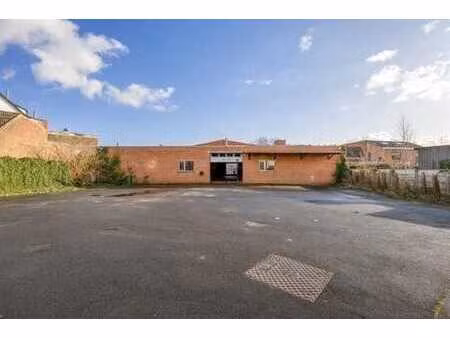 magazijn met ruime parking