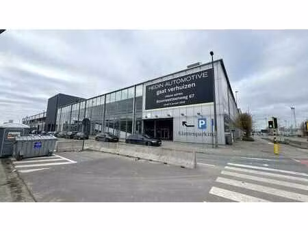 entrepôt avec salle d'exposition à louer sur site commercia