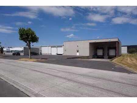 bâtiment industriel:entrepôts/bureaux/quais/grandes portes