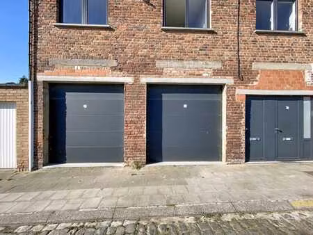 atelier/double garage équipé de deux portes sectionnelles mo