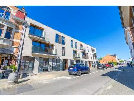 ondegrondse staanplaats in een kleinschalig en recent gebouw